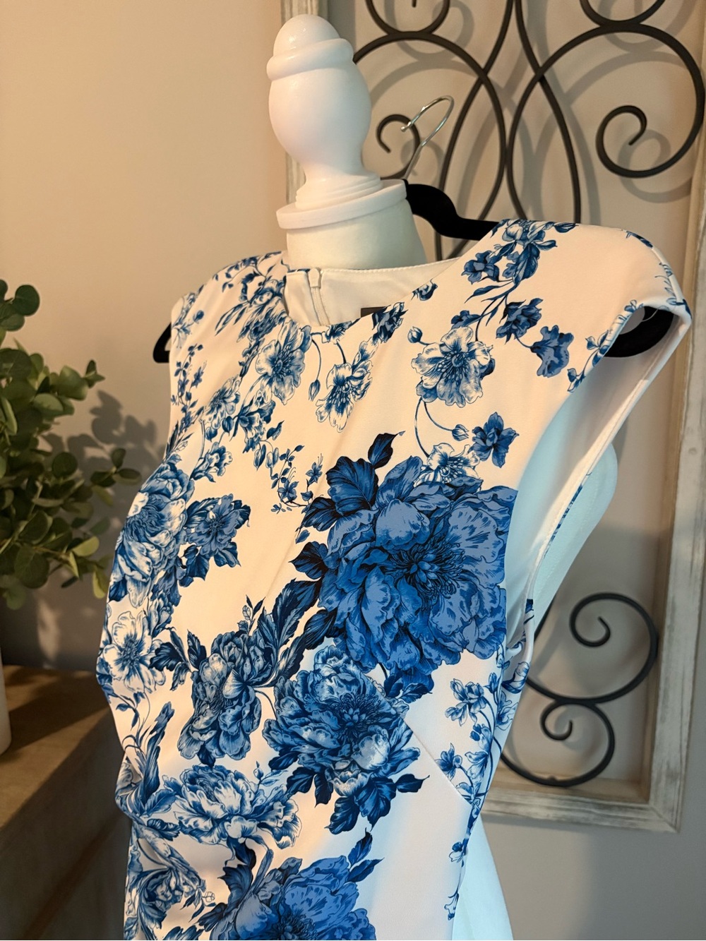 Vince Camuto White Maxi Dress with Blue Floral Print - Picture 4 of 5
